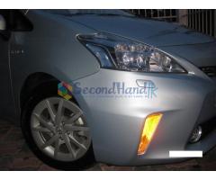 Toyota Prius Alpha S - 2012